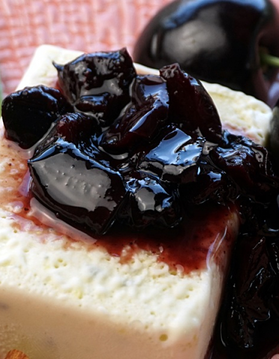 Gorgonzola Parfait mit Kirschen