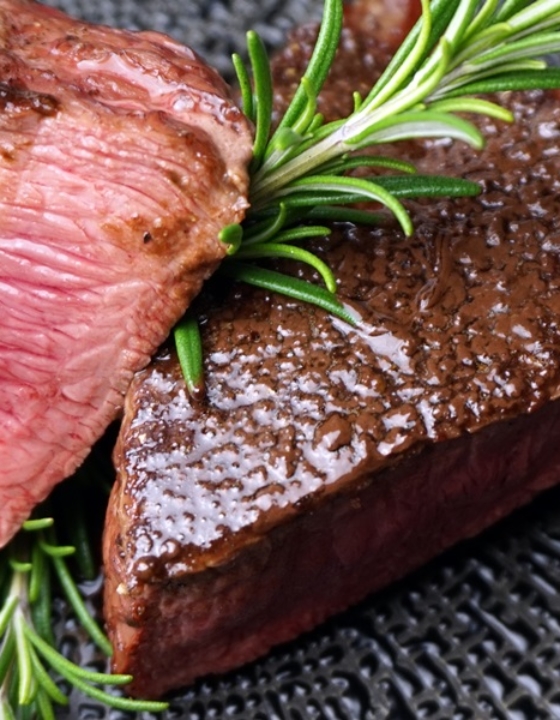 Straußen-Filet mit Schokoladen-Korianderkruste