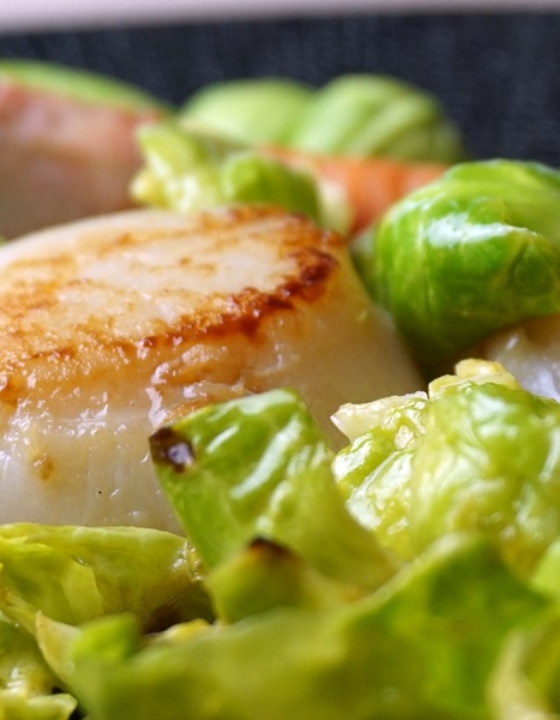 Senf-Rosenkohl-Blätter mit Jakobsmuscheln