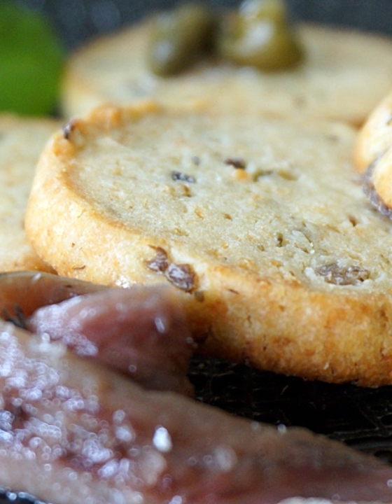 Sardellen-Kapern-Cracker mit Parmesan